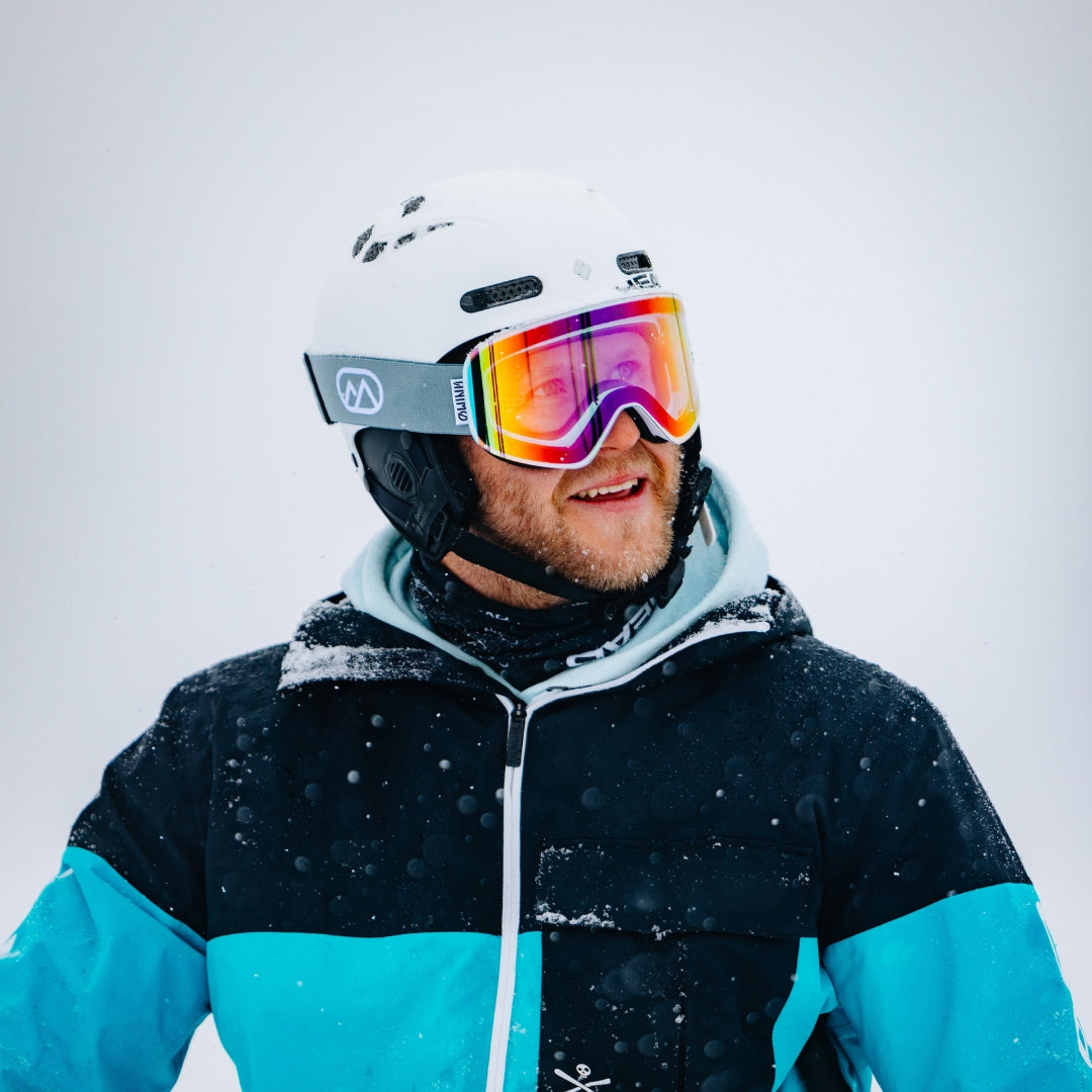 ANIMØ The Hippo grijze skibril gedragen op de piste | Graue Skibrille beim Skifahren auf der Piste