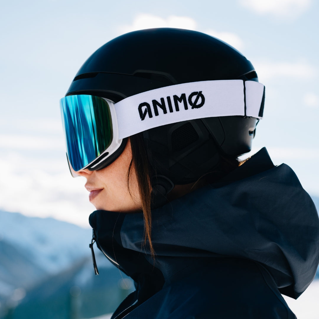 ANIMØ The Icebear witte skibril met blauwe lens op de piste | Weiße Skibrille mit blauer Linse auf der Piste