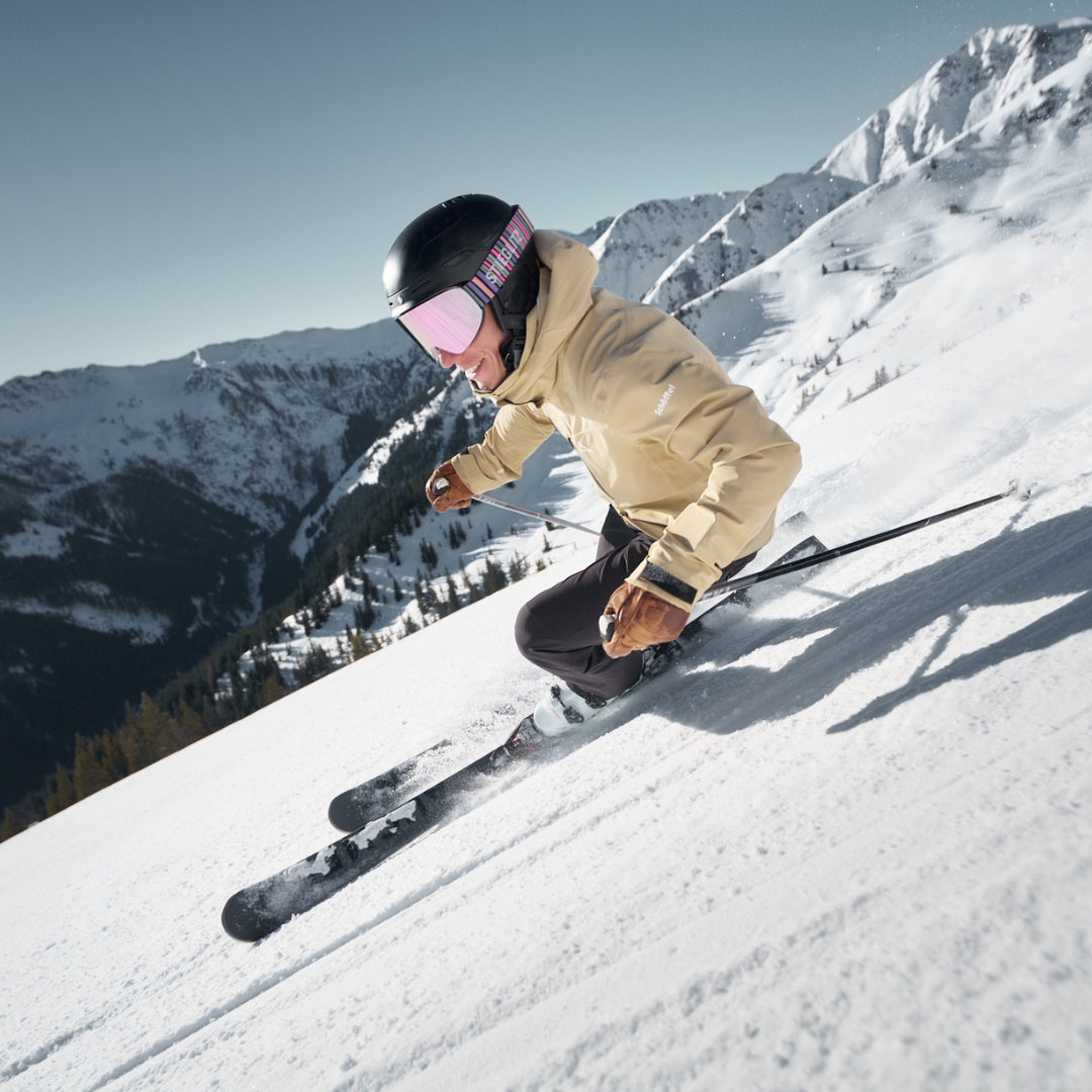 ANIMØ The Chameleon skibril met roze lens tijdens het skiën | The Chameleon Skibrille mit rosa Linse beim Skifahren