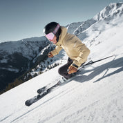 ANIMØ The Chameleon skibril met roze lens tijdens het skiën | The Chameleon Skibrille mit rosa Linse beim Skifahren