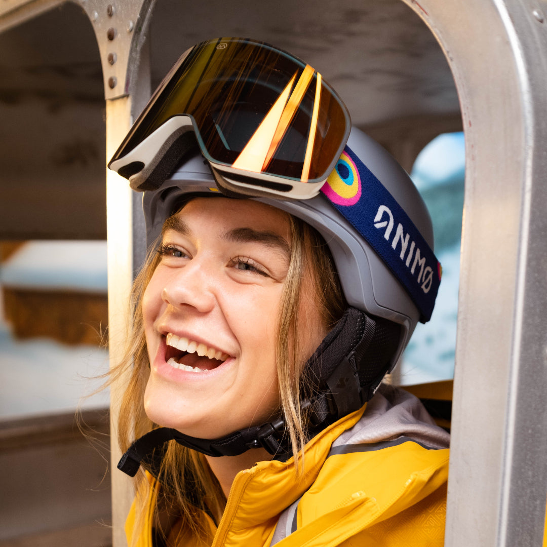 ANIMØ The Peacock skibril met goud-oranje spiegelende lens tijdens de wintersport