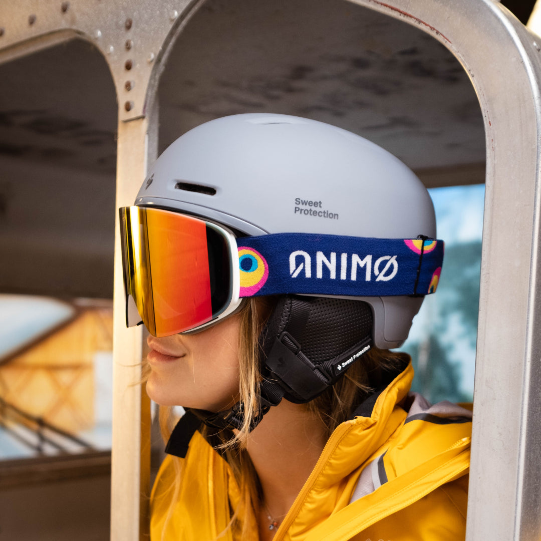 ANIMØ The Peacock skibril met rood-oranje spiegelende lens tijdens de wintersport